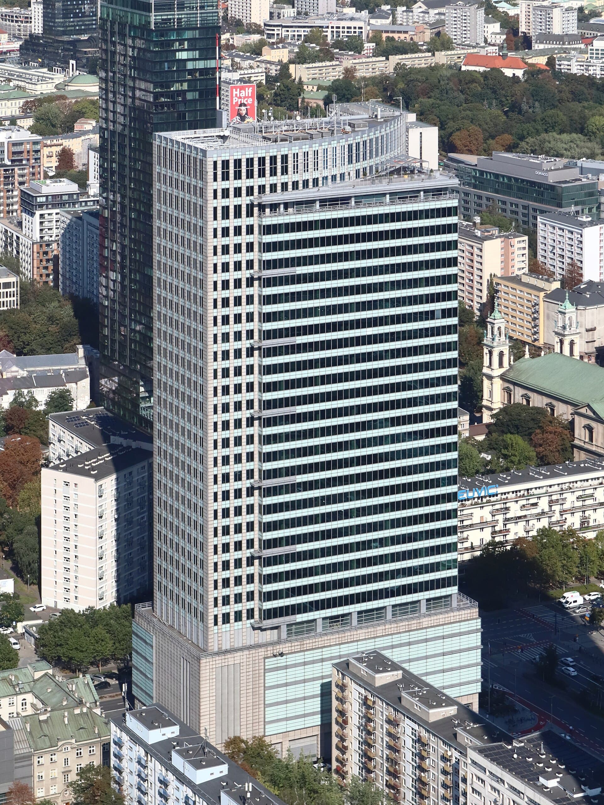 Het Warsaw Financial Center aan de Emilii Plater-straat, van bovenaf gezien
